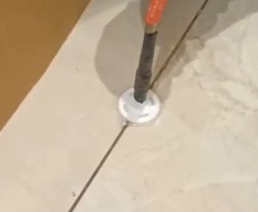 扶绥瓷砖空鼓维修公司专业解答瓷砖在铺贴过程中，如果没有涂抹均匀到位的粘结材料（如水泥砂浆或瓷砖胶），可能会导致以下问题