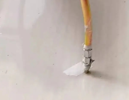 扶绥瓷砖空鼓维修公司专业解答在瓷砖铺贴过程中，如果使用的砂料过粗（如全部使用了粗砂），可能会导致以下问题