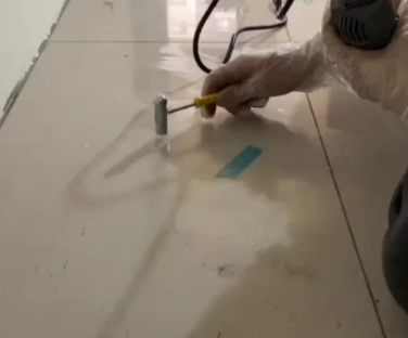 扶绥瓷砖开裂维修公司专业分享瓷砖在铺贴前如果没有沥干水分，将会导致以下问题